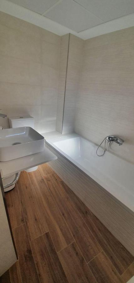 Beautiful Apartment In Third Line Beach Boliches Fuengirola Buitenkant foto